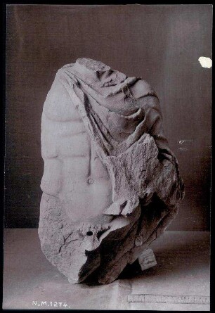 Fotografie. Torso einer Männerfigur mit Säugling