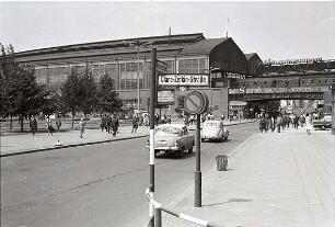 Berlin: Ost; Clara Zetkin Straße (Dorotheenstraße, Ecke Friedrichstraße mit Bahnhof)