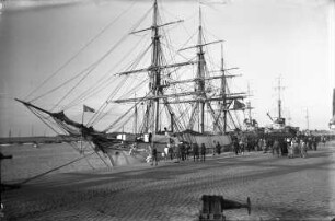 Stralsund. Hafen. Segelschulschiff der schwedischen Marine. Schrägansicht von vorn. Blick vom Ufer
