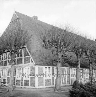 Oetjendorfer Landstraße: Bauerngehöft des Bürgermeisters Erwin Schulz mit Fachwerk: davor Baumreihe