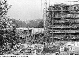 Opernhaus. Eingerüstete zwingerseitige Seitenbühne und Rohbau des Funktionsgebäudes