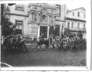 Türkei. Durch eine Stadt marschierendes Militär, mit einem Kavalleristen an der Spitze (vielleicht in Konstantinopel)