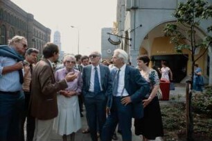 Tagung der Nationalen Forschungs- und Gedenkstätten (NFG) in Berlin 1986, Tagungsgäste im Gespräch