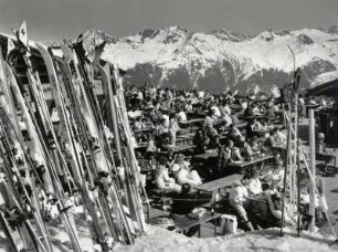 Sonnenterasse vor dem Valisera-Hüsli im Skigebiet Alpe Nova