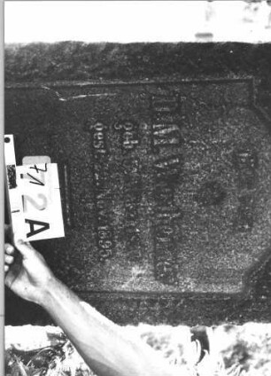 Grabstein 71 (Index: 100084973) Maße HxBxT: 118x60x25 cm Beschreibung: Stele, Schriftplatten mit eingezogenem Rundbogenabschluß Symbolik: Beschneidungsbesteck: Grabstein 71A (Detailaufnahme 2)
