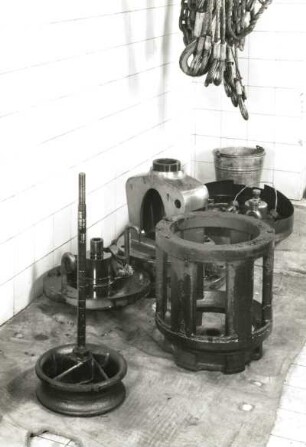 Liegende Gegendruck-Zwillingsdampfmaschine mit Ventilsteuerung und Achsregler (Reparaturzustand). 2500 PS (1839 kW). Richard Raupach Görlitz (Nr. 1673, 1674), 1934. Ventil (demontiert). Döbeln, Zuckerfabrik