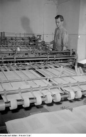 Arbeiter an einer Schnellpresse