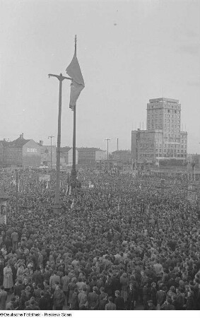 Blick auf den Karl-Marx-Platz (heutiger Augustusplatz) während der Kundgebung