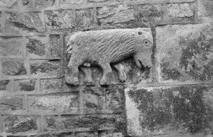 Relief neben dem unteren Fenster, Bär