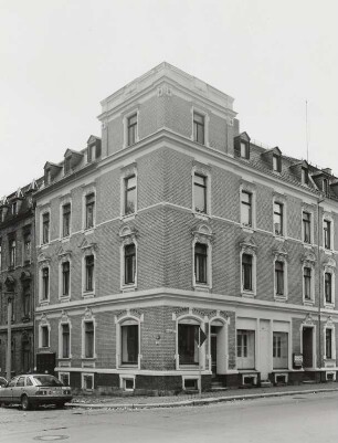 Wohnhaus mit Laden
