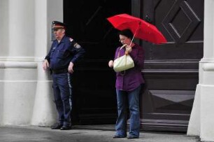 Bundeskanzleramt zwei : Vor dem Eingang zum Bundeskanzleramt am Ballhausplatz stehen ein Polizeibeamter und eine Frau. Aufgenommen am 4. September 2009 in Wien