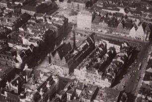 Breslau (Wroclaw/Polen). Großer Ring mit Rathaus. Luftbild-Schrägaufnahme von Nordosten