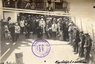 Touristinnen beim Kartoffelrennen umringt von Zuschauern an Deck der Cleveland : Bordaufnahmen. Bordspiele. Touristinnen beim Kartoffelrennen umringt von Zuschauern an Deck der Cleveland
