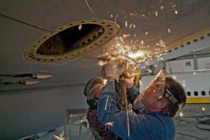 Air Maintenance Services; AMS; Firma; Betrieb; Inspektion; Wartung; spezialisiert auf Flugzeug-Recycling; Airbus; A 300; A300; Airbase Ahlhorn; Ahlhorn; Entsorgung. Ahlhorn, 2006, hier: Zersägen / Durchtrennen der Tragfläche