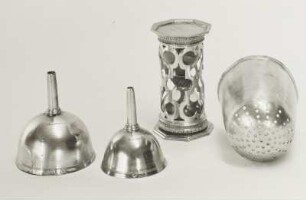 Werkzeugtisch des Kurfürsten Johann Georg I. : 2 Trichter, Sieb, aus: Werkzeugtisch Kf. J.G. I., 17. Jh.