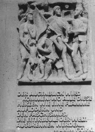 Denkmal für die Helden der revolutionären Arbeiterklasse und die Opfer des antifaschistischen Widerstandskampfes : Denkmal für die Helden der revolutionären Arbeiterklasse und die Opfer des antifaschistischen Widerstandskampfes. Beton (1976; F. Dittrich). Relief mit Spruch von Maxim Gorki. Annaberg-Buchholz, Alter Friedhof