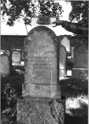 Grabstein 91 (Index: 99786925) Zustand: leicht verwittert Maße HxBxT: 151x51x13 cm: Grabstein 91
