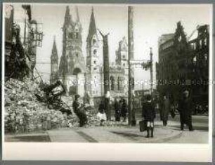 Blick auf die zerstörte Kaiser-Wilhelm-Gedächtniskirche
