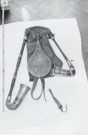 Sorbisches Musikinstrument in Bautzen : Volksmusik - Interpreten und Instrumente. Kleine Dudelsack (Sackpfeife) "mjechawa". (Aufnahme in der Sorbischen Buchhandlung in Bautzen, Sommer 1961)