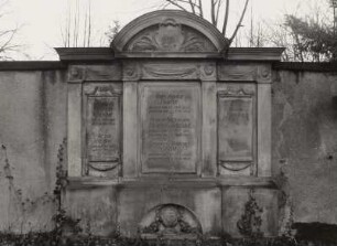 Wandgrabmal der Familie Carl August Roscher, gestorben 1922 : Mittweida, Alter Friedhof, Wandgrabmal der Familie Carl August Roscher, gestorben 1922