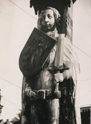 Bremen. Der 1404 errichtete Roland auf dem Marktplatz. Details des Brustbereiches