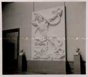 München, Bildhauer Professor Arno Breker, Kunstausstellung, Figur "Der Rächer"
