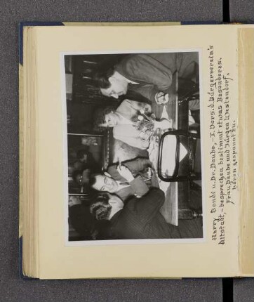 Harry Gondi u. Dr. Daube, I. Vors. d. Bürgervereins Altstadt, - besprechen bestimmt etwas Besonderes, Frau Daube und Jürgen Westendorf, hören gespannt zu.