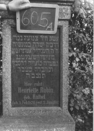 Grabstein 605 (Index: 100111414) Material: Granit Zustand: gut Maße HxBxT: 167x57x31 cm Beschreibung: Stele, getreppter Sockel, Giebel mit Verdachung, rechteckige Schriftplatte: Grabstein 605A