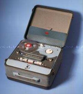 Tonbandgerät "Record TK 820" der Firma Grundig, mit zwei Spulen und Magnetband