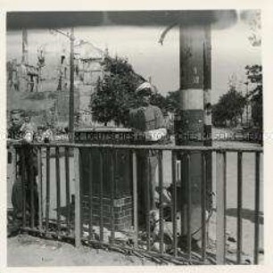 Die erste funktionierende Verkehrsampel nach dem Krieg in der Frankfurter Allee Ecke Bersarinstraße