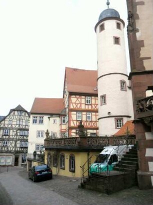 Stadtbild-Kirchplatz im Norden nach Westen mit Ludwig Moritzscher Hofhaltung (1678-1731 auf Grundlage 16 Jh) in Übersicht