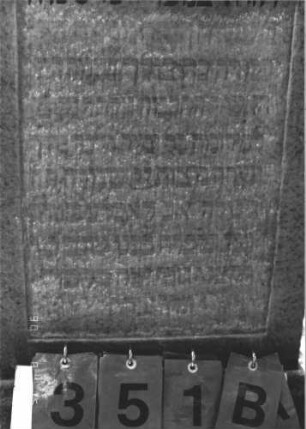 Grabstein 351 (Index: 100106754) Material: Sandstein Zustand: stark verwittert, weitgehender Textverlust, Lettern in den ersten drei Zeilen nachgezogen, weitgehend falsch Maße HxBxT: 128x48x15 cm Beschreibung: Stele mit Abdeckplatte und Segmentbogenaufsatz, Schriftfeld rechteckig eingetieft, Sockel: Grabstein 351B