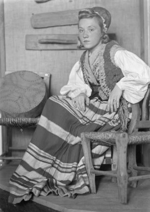 Mädchen in Tracht von Ösel