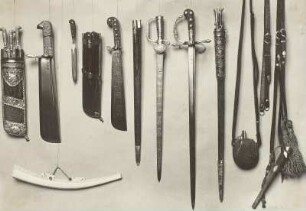 Plötzen (Waidmesser) mit Scheiden und Besteck und Hirschfänger und Pulverflasche und Hörner