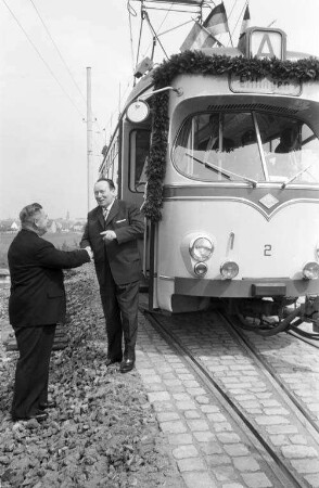 Erstmaliger Einsatz von Acht-Achsen-Gliedertriebwagen bei der Albtalverkehrsgesellschaft AVG auf der Strecke Karlsruhe-Ettlingen.