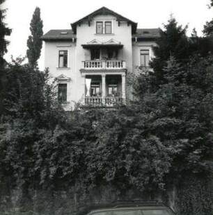 Dresden-Trachau, Schützenhofstraße 20. Villa. Straßenfront mit Stützmauer und Vorgarten
