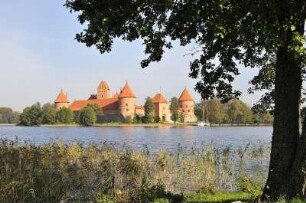 Trakei - Wasserburg : Die Wasserburg Trakai liegt auf einer Halbinsel und kann als Museum besichtigt werden. Aufgenommen am 8. Oktober 2010 in Trakei bei Vilnius