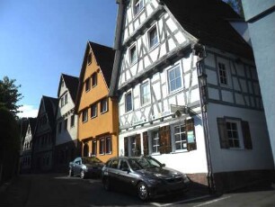 Stadtbild-Im Zwinger-Gebäudebestand im oberen Bereich nach Westen-Giebelständige Häuser mit Obergeschossen in Fachwerk (Riegelbauweise-teils neuzeitlich verputzt) auf steinernem Stock