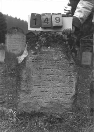 Grabstein 149 (Index: 100009002) Zustand: Ränder stark abgebröckelt Maße HxBxT: 78x51x11 cm: Grabstein 149