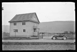 Wohnhaus mit PKW (Kennzeichen IVB - ...) bei der Mainmühle