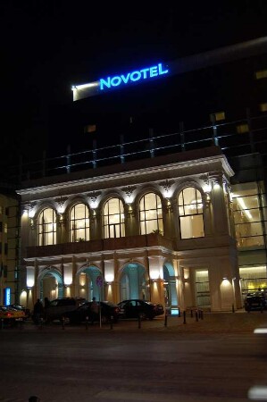Am neuen Novotel-Hotel in der Calea Victoriei Straße ist vorn ein Theatergebäude als Relikt-Neubau angebaut worden, das eigentliche Hotel befindet sich dahinter in einem Glas-Neubau
