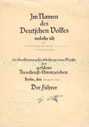 Urkunde über die Verleihung des goldenen Treudienst-Ehrenzeichens an Obersteuerinspektor Gustav Schenk mit gedruckter Unterschrift Hitlers
