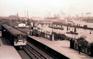 Hamburg: Hafen, Hochbahnhof, Landungsbrücke und Hafen