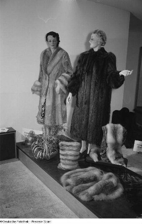Schaufensterpuppen mit Damenbekleidung auf der Leipziger Herbstmesse 1954