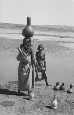 Frauen an einem See : Wasser holende Frauen am Haramaya-See bei Harar.