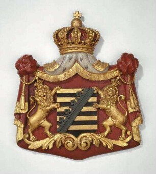 Wappen der Wettiner mit dem sächsischen Rautenkranz, gehalten von zwei Löwen unter Baldachin und Herzogskrone