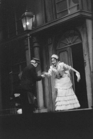Szenenbilder aus "Die Fledermaus" von J. Strauss, Regie W. E. Struck, mit L. de Beer, R. Inden, M. Vaidas, H. Wocke, F. Kronström, M. Ritzmann, G. Frickhöffer, R. Schiemann, R. Zabekow, H. Wasmer-Witt, J. Schubert u.a., Metropol-Theater, Premiere 20.12.1955