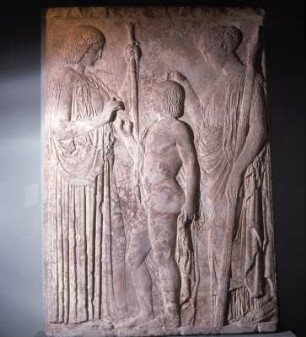 Weihrelief aus Eleusis. Demeter, Triptolemos, Persephone (Fragment) : Athen. Archäologisches Nationalmuseum. Großes eleusinisches Weihrelief an Demeter, Triptolemos und Persephone, um 430 bis 420 v. Chr. 2,20m hoch
