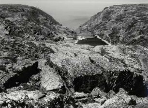 Serra da Estrela, Stausee in karger Landschaft beim Torre