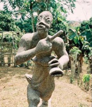 Mann mit Gankogui : Ghana. Skulptur des Künstlers Dr. Oku Ampofo